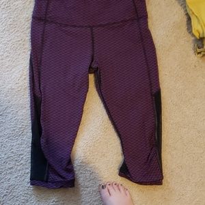 Lululemon Black and pink knee length crop pant